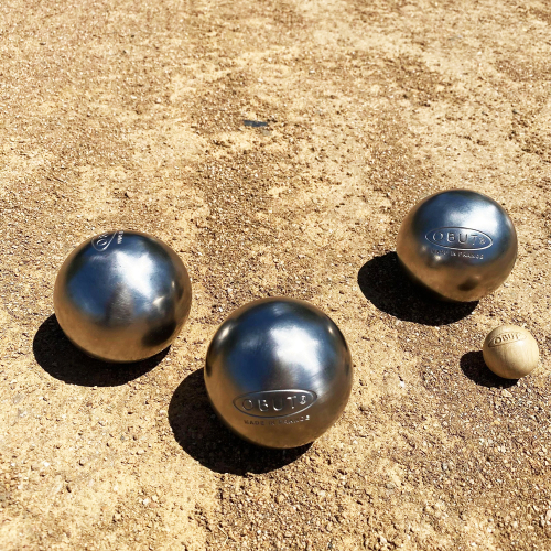 Bocce da pétanque sul campo