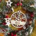 Palla di Natale con design fiocco di neve e nome inciso appesa all'albero di Natale