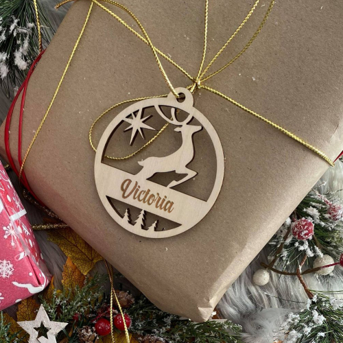 Palla di Natale con design renna e nome inciso usata per pacchi