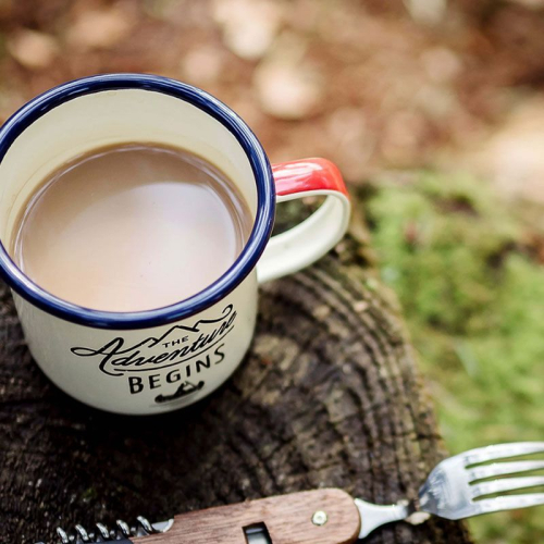 Tazza smaltata The Adventure Begins crema all'aperto