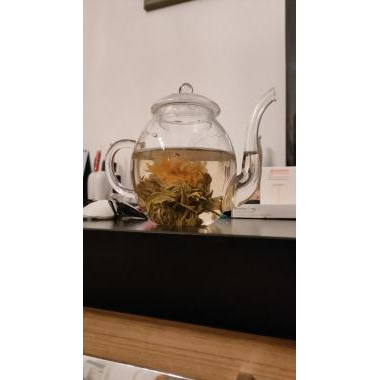 Fiori di tè magici con teiera Fiori di tè magici con teiera